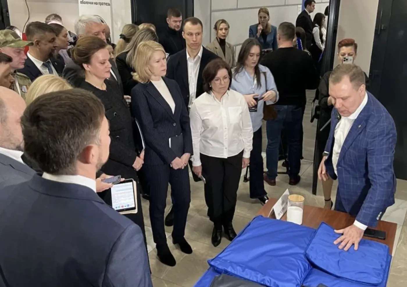 Михаил Фадеев показывает изделия для профилактики пролежней на конференции в Пятигорске