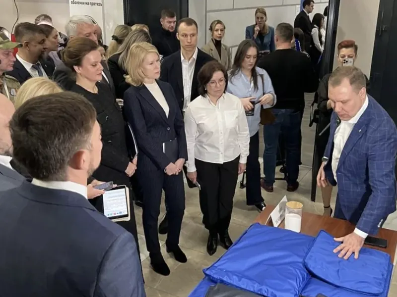 Михаил Фадеев показывает изделия для профилактики пролежней на конференции в Пятигорске