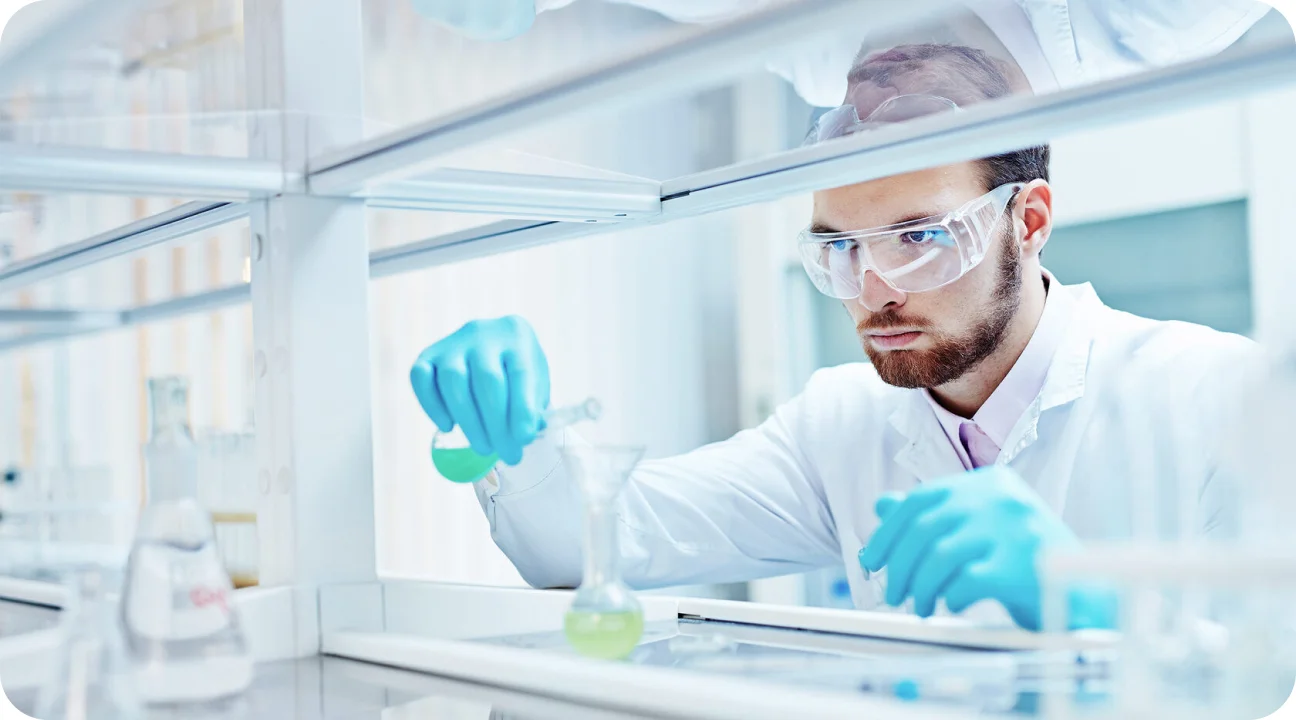Учёный с пробиркой